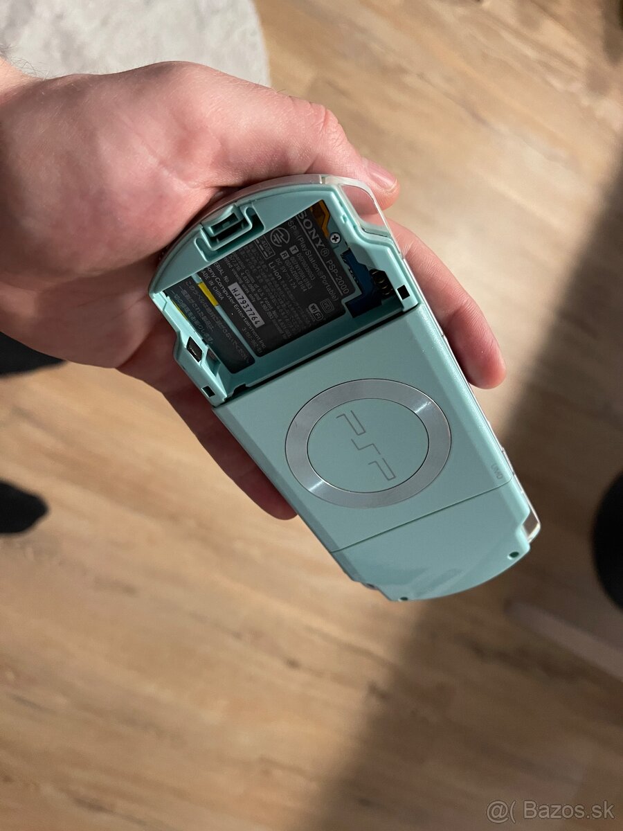 PSP 2000 Mint Green - 9