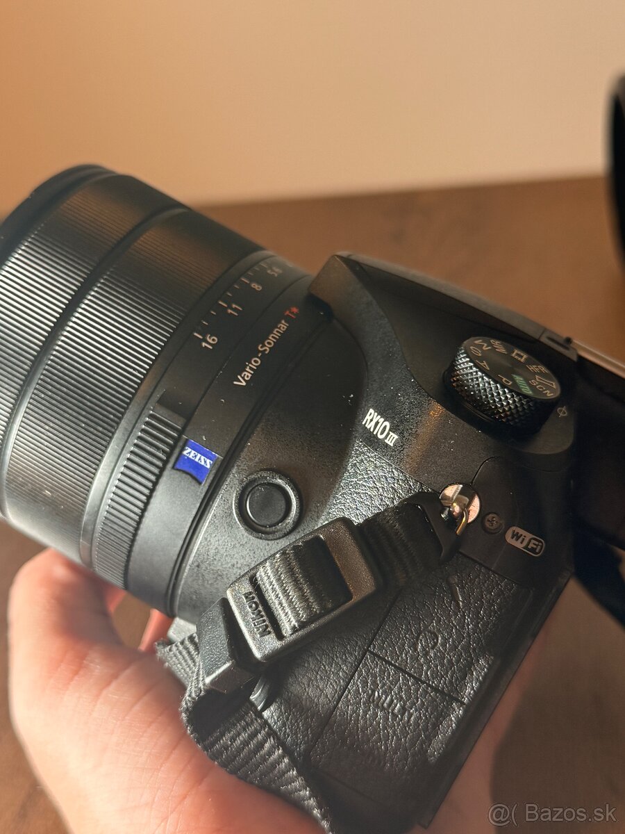 Sony Cyber-shot RX10 Mark III - 9