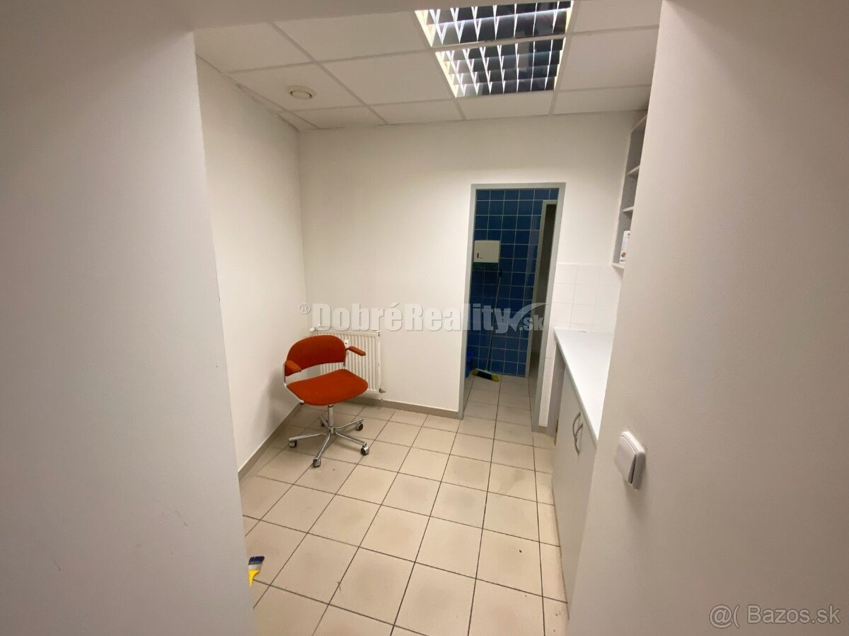 Na predaj pekná komerčná budova v centre mesta Lučenec - 9