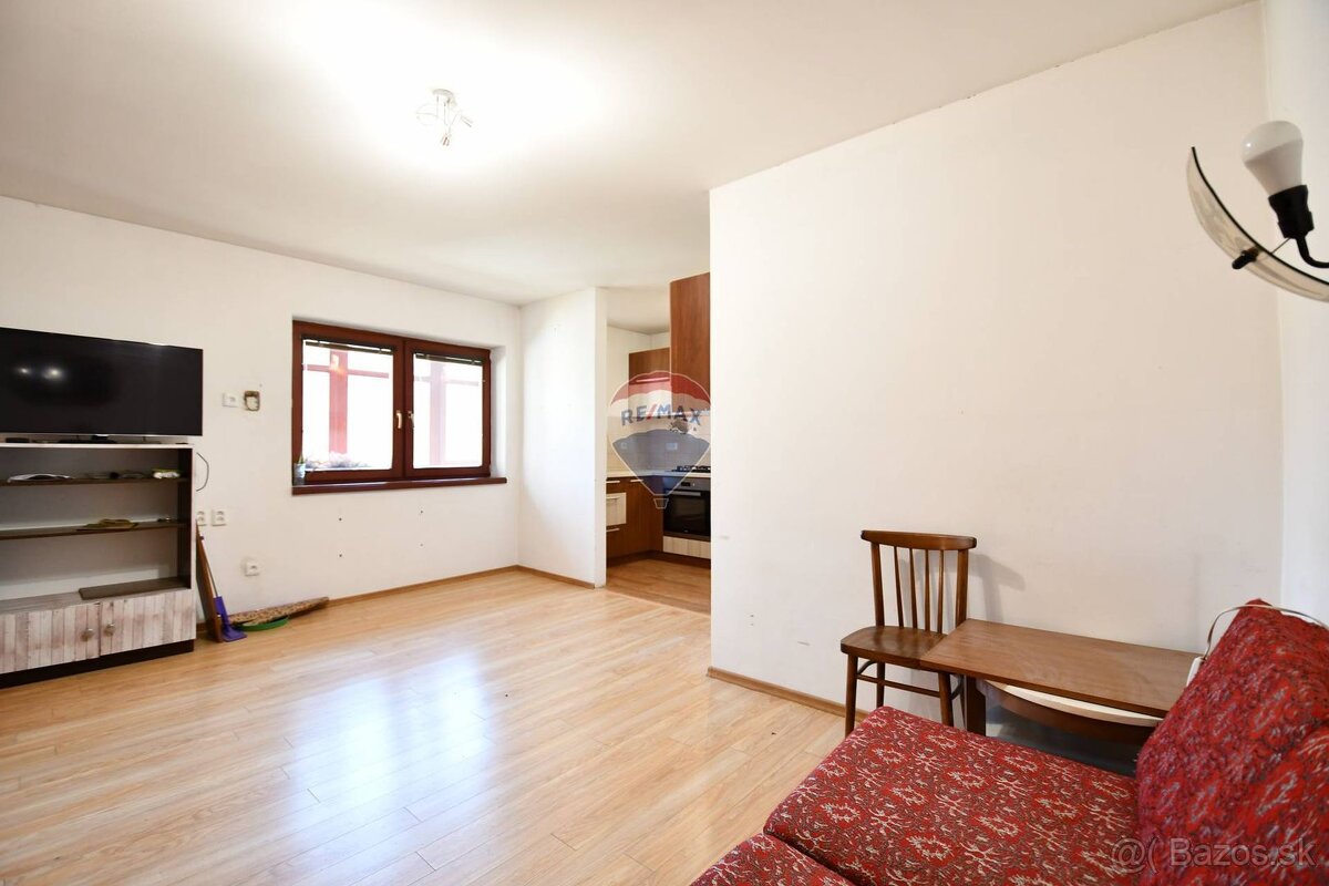 Rodinný dom s dvoma vstupmi a veľkým pozemkom (1 041 m²) – O - 9