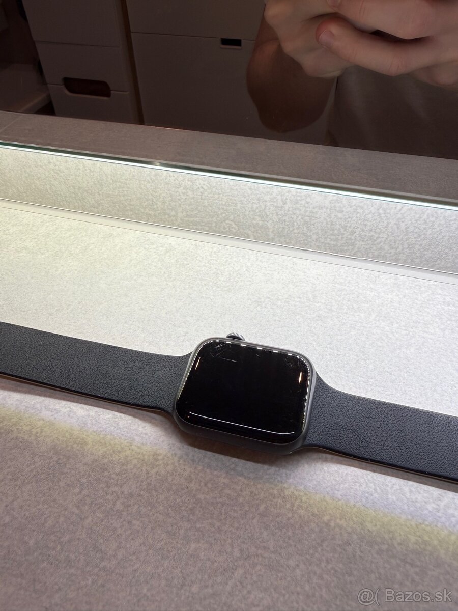 Apple Watch 4 (45mm) - 9