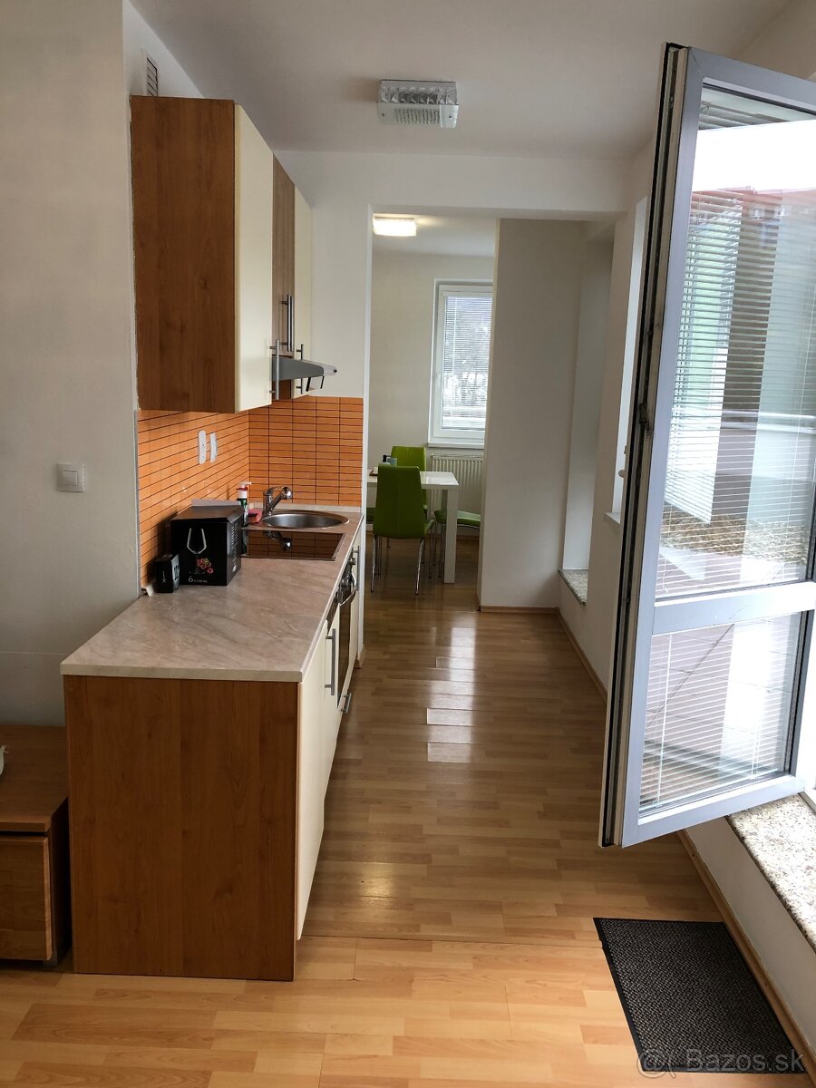 Predaj 2.5 izb. exkluzívny byt v centre BB s veľkou terasou - 9