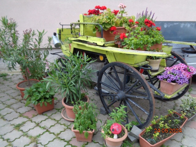 Brička-stojan na kvety - 9