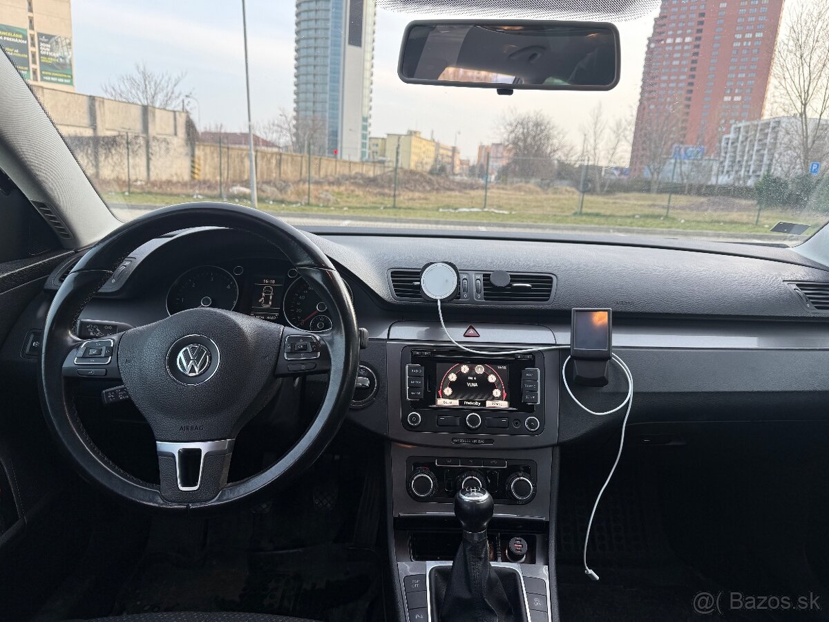 Volkswagen Passat Variant 1,6 TDI R-LINE - 9