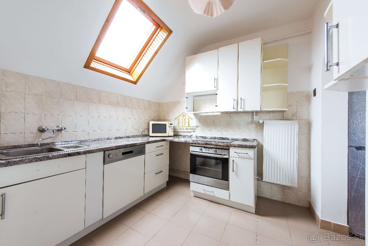 PEKNÝ POSCHODOVÝ RODINNÝ DOM - 9