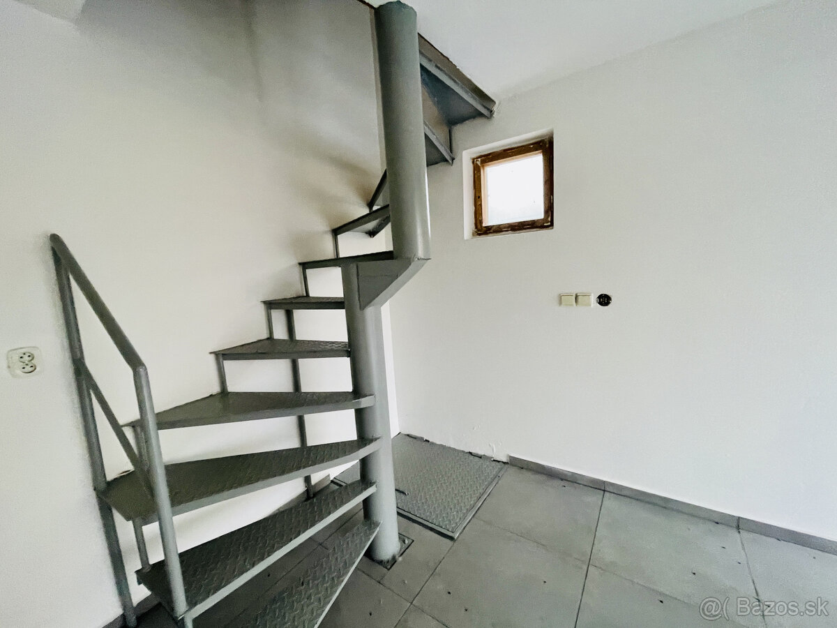 Viacúčelová budova v severnej časti mesta. - 9