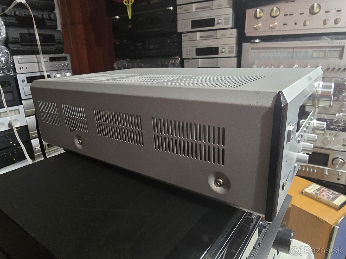 Yamaha RX-E600 výkonný mini stereo receiver - 9