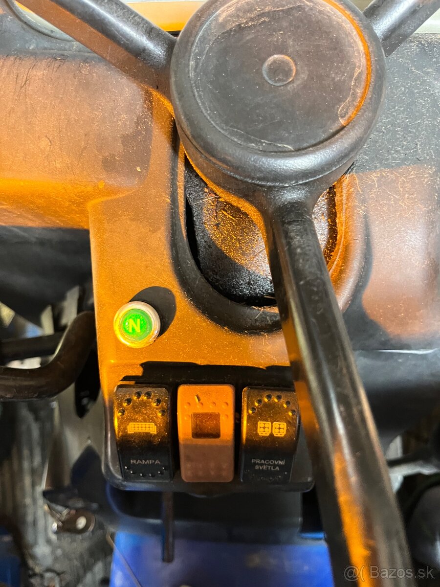 Kompaktný traktor new Holland - 9
