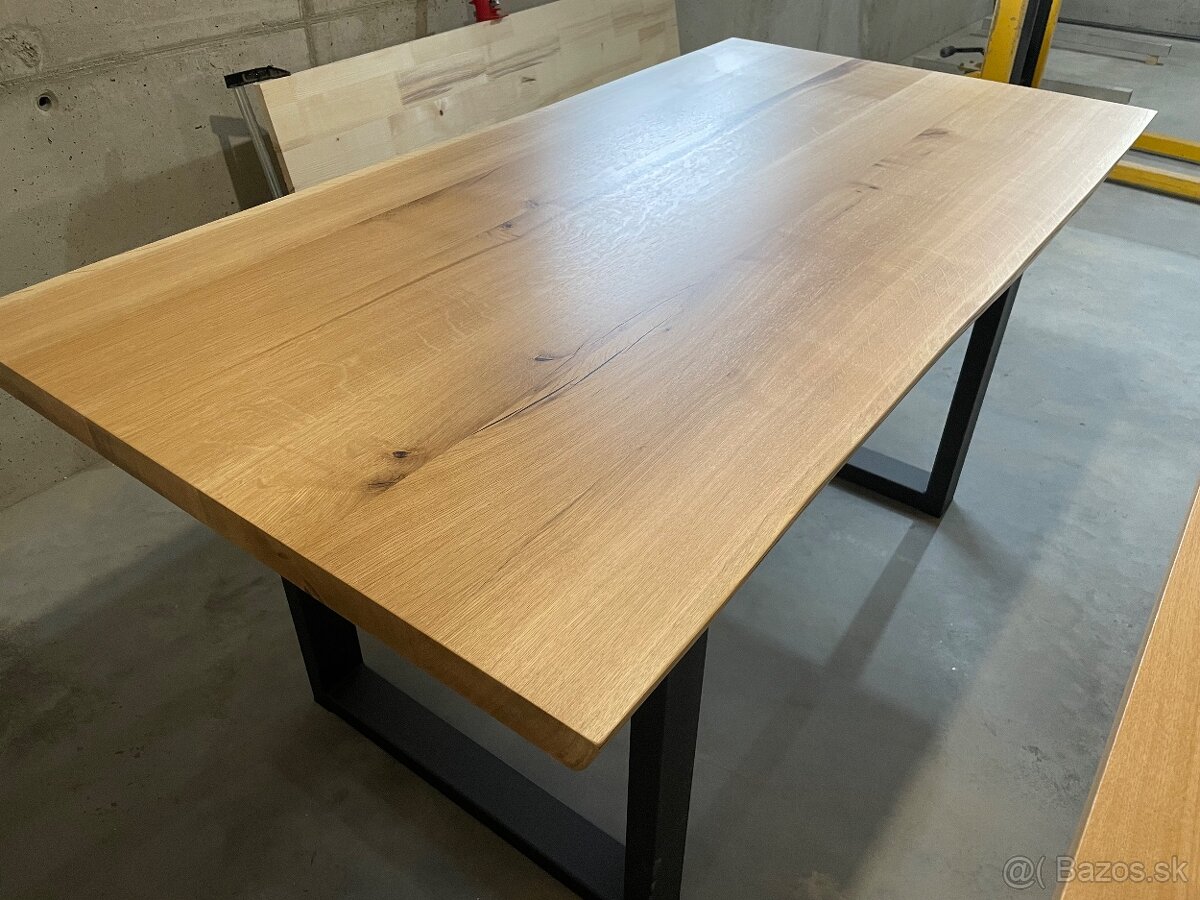 Masívny jedálenský stôl s prírodnou hranou - 9
