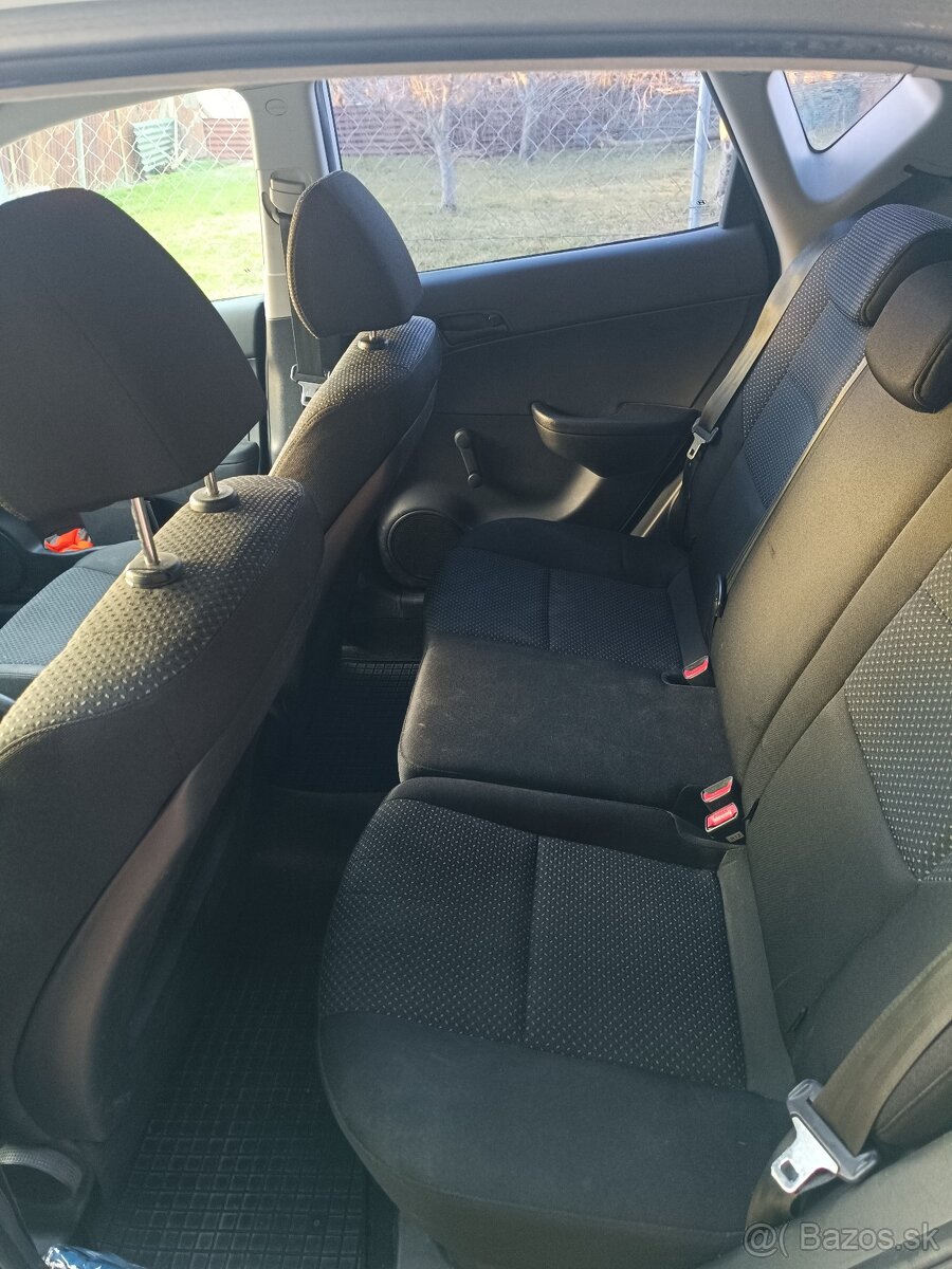 Hyundai i30 1,4 benzín 80kw, r.v. 2011 - 9