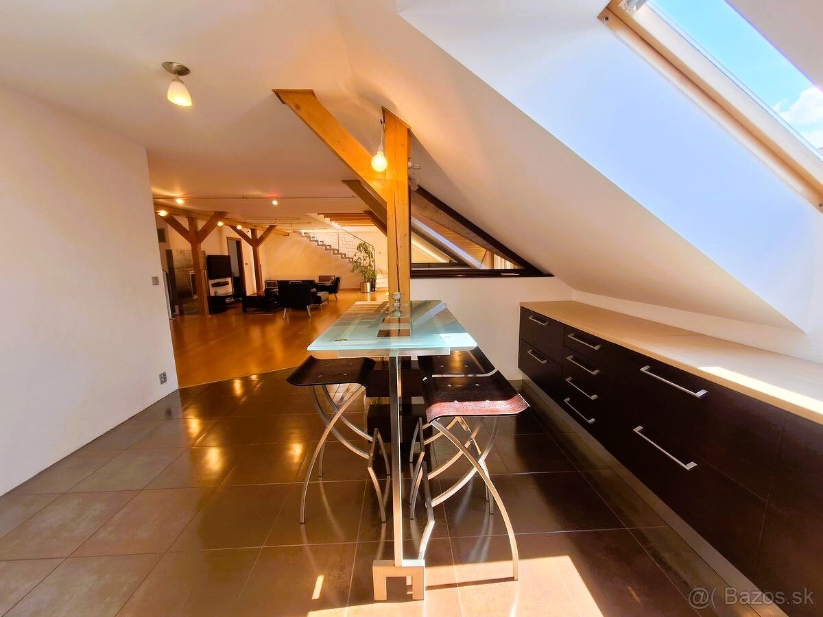 REZERVOVANÉ Mezonetový byt v centre s vlastným vchodom - 9