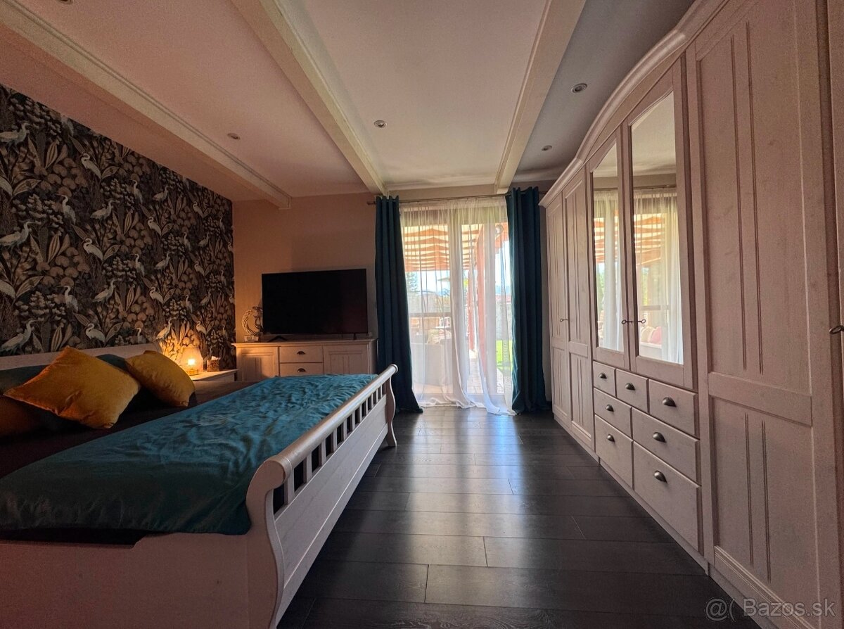 Predaj priestranného 4-izbového rodinného domu v stredomo - 9