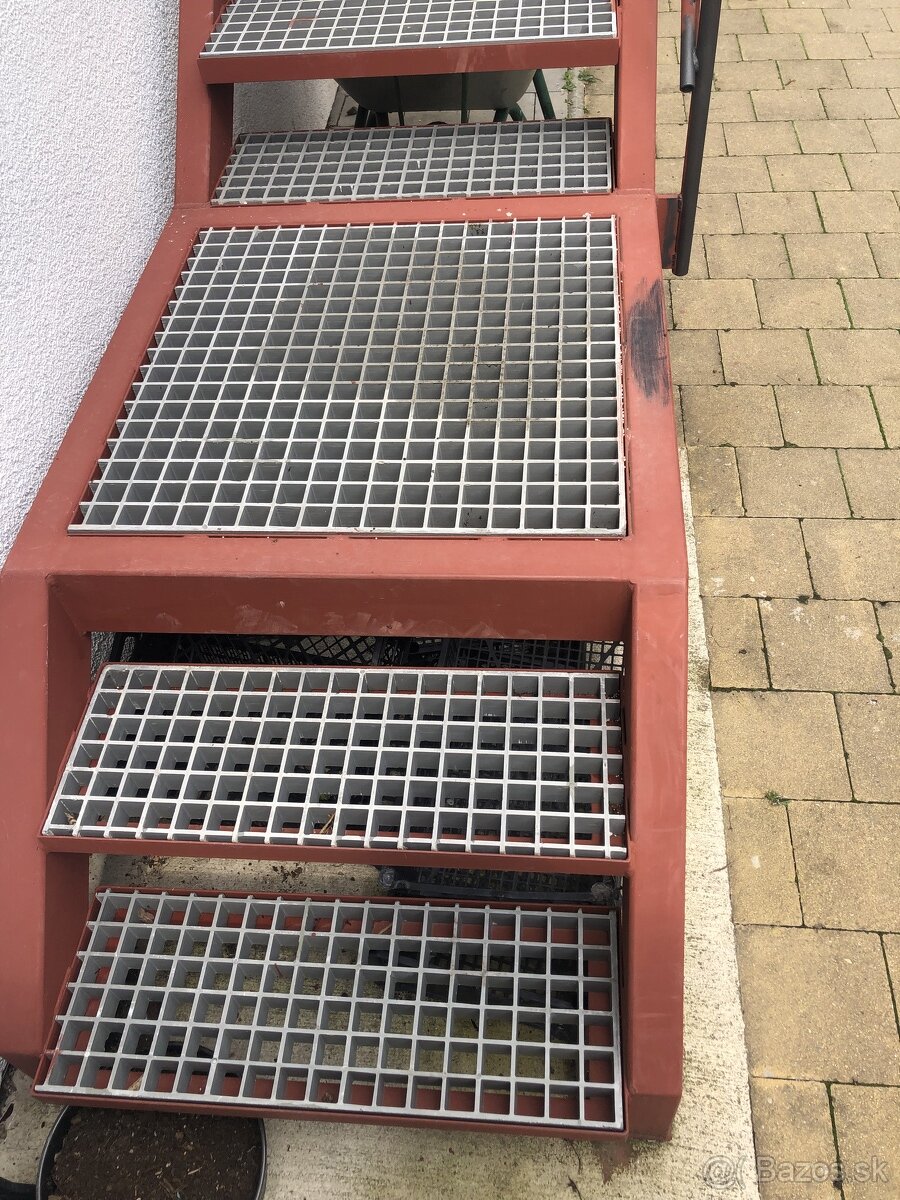 MOLO A KOMPOZITNE ROSTY NA SCHODY - 9