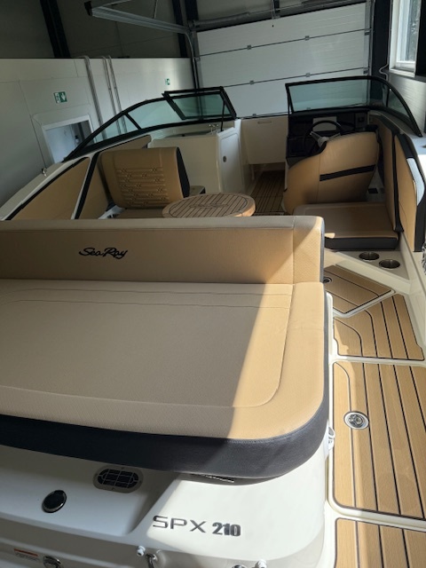 Čln Sea Ray 210 SPX model 2026 na sklade - 9