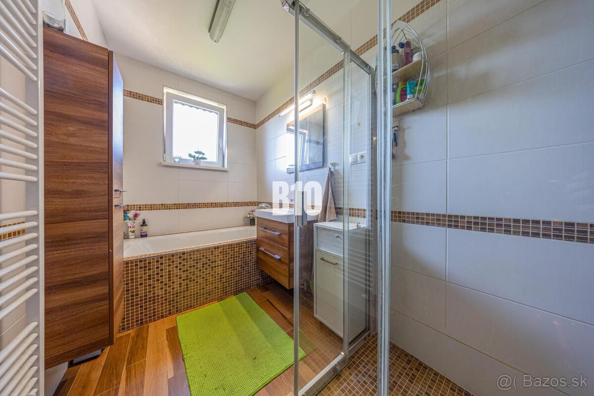 ÚTULNÝ 4 IZBOVÝ RODINNÝ DVOJDOM S BAZÉNOM A TERASOU - 9