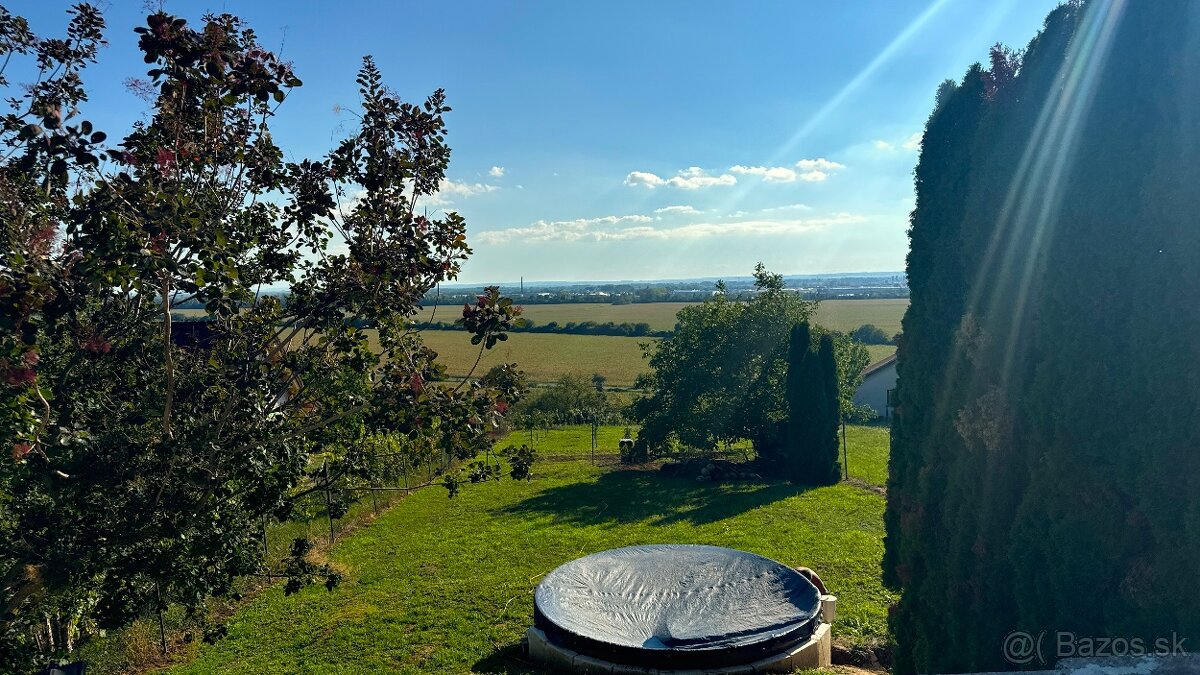 Na predaj viničný dom s pozemkom a krásnym výhľadom na mesto - 9