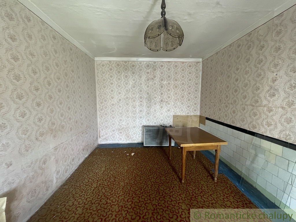 Trojizbový rodinný dom s veľkým pozemkom v Mojmírovciach – - 9