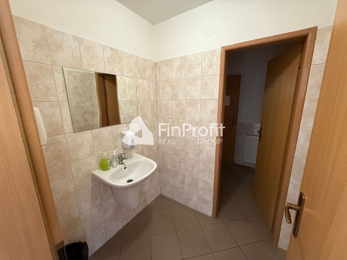 Na prenájom novozrekunštruovaná klimatizovaná kancelária v c - 9