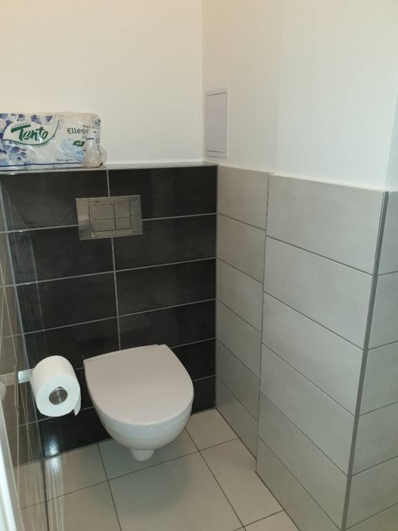 PRENÁJOM - 3 izbový byt v centre mesta s veľkou terasou - NI - 9