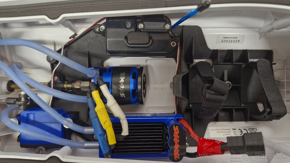 RC loď Traxxas Disruptor 4S - 9