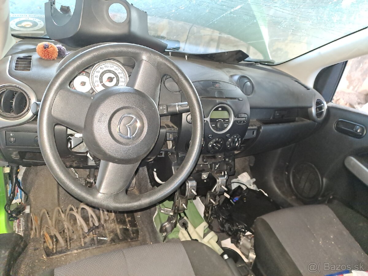 Mazda 2 benzín 1.35 i 2011 - 9