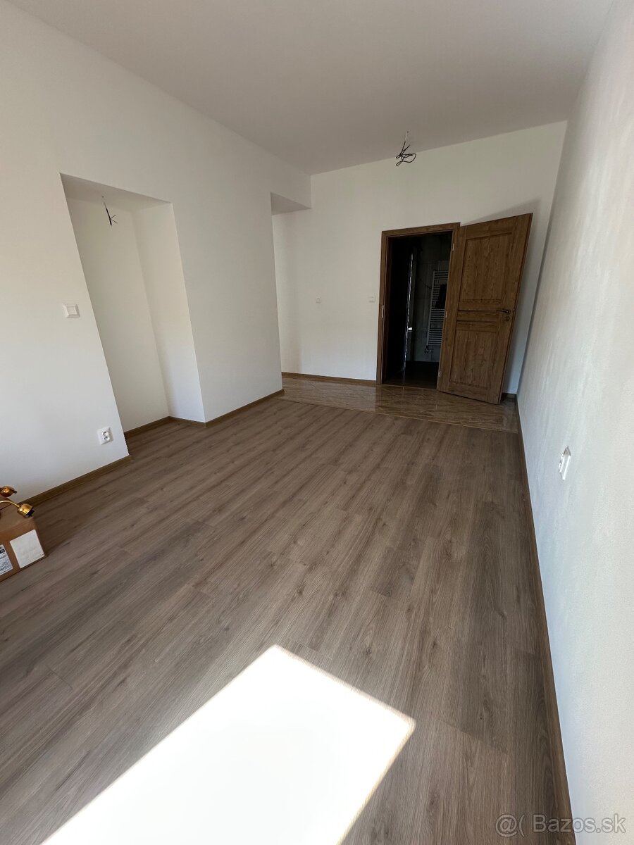 Prenajmem piestor/kanceláriu - 9