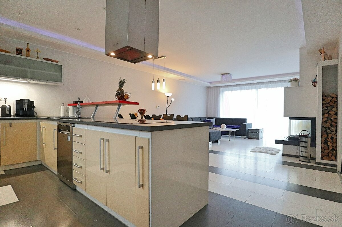 Krásny 5i RD s dvojgarážou, bazénom - TOP PROSTREDIE - 9