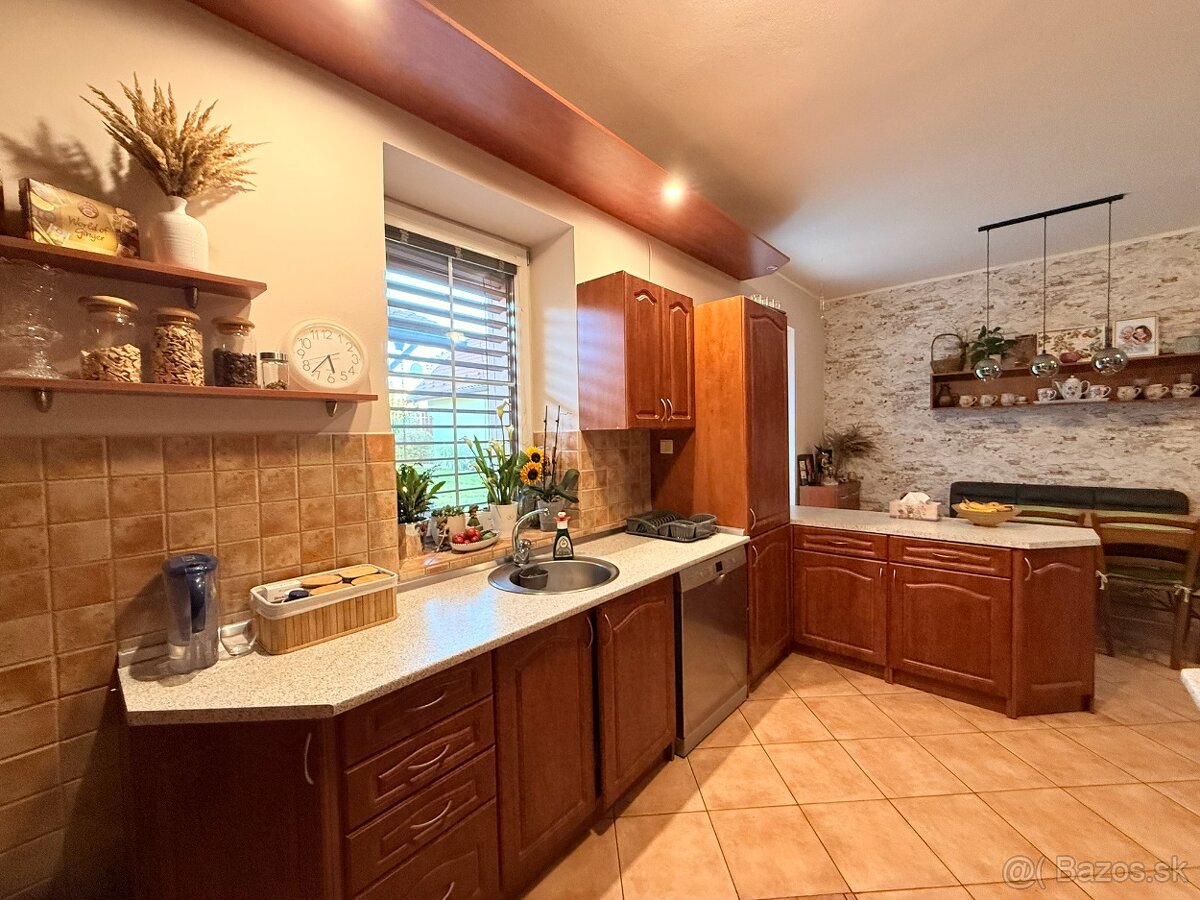 Rodinný dom s dvojgarážou, altánkom, bazénom - 9