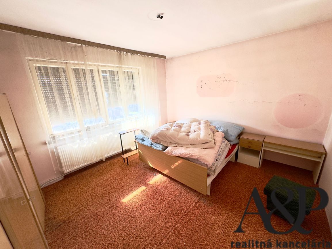 4 IZB. RODINNÝ DOM S GARÁŽOU, POZEMOK 1056M2, ROVENSKO, okr. - 9