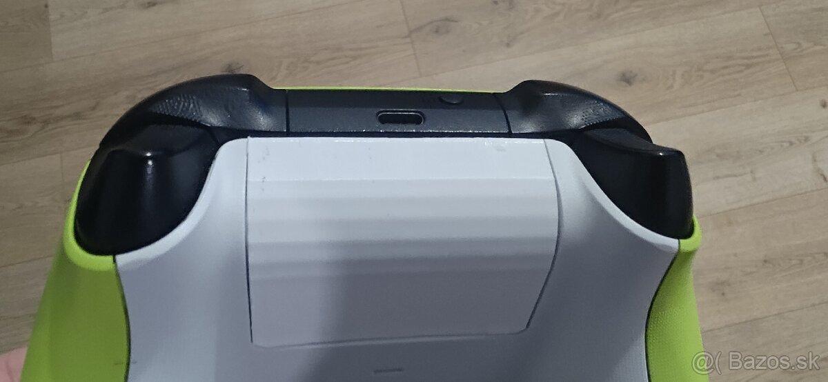 Predám xbox series s/x ovládač
( edícia Electric Volt) - 9