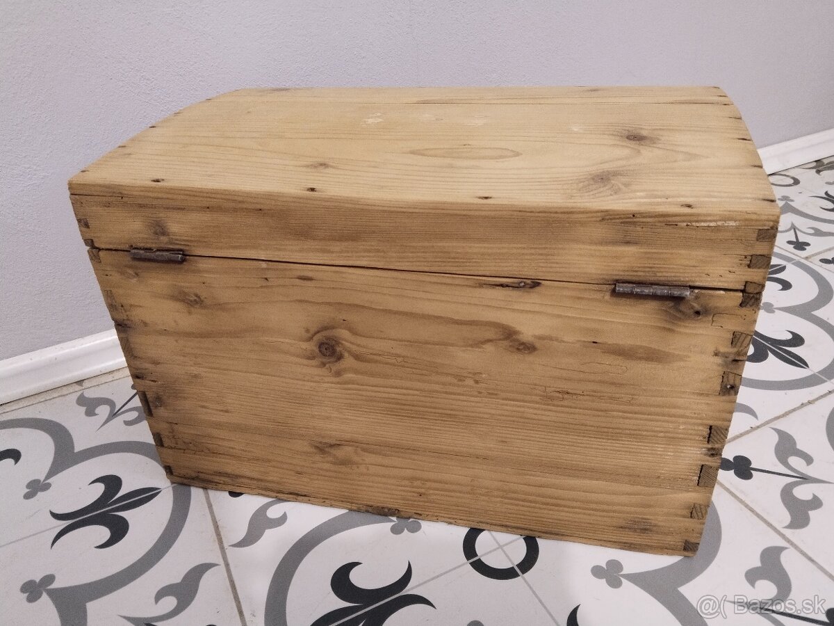 Starý, malý, dřevěný kufr, truhla po renovaci - 9