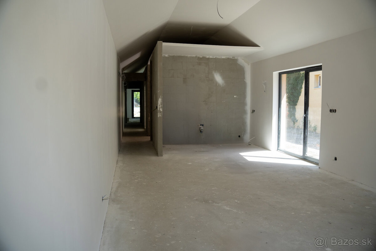 Rodinný dom s moderným vidieckym dizajnom - 9