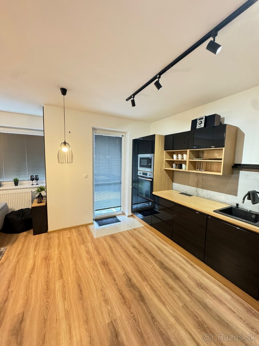 Prenájom vkusného bytu s terasou a záhradkou v centre. - 9