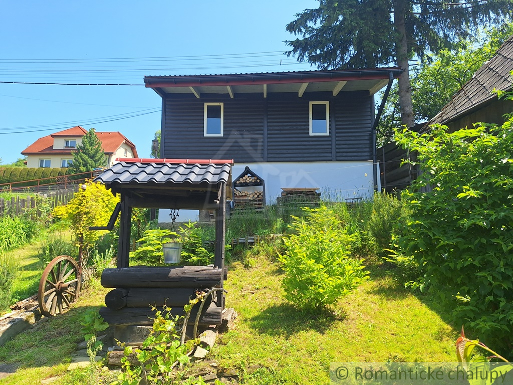 Romantická drevenica s garážou, upraveným pozemkom a teras - 9