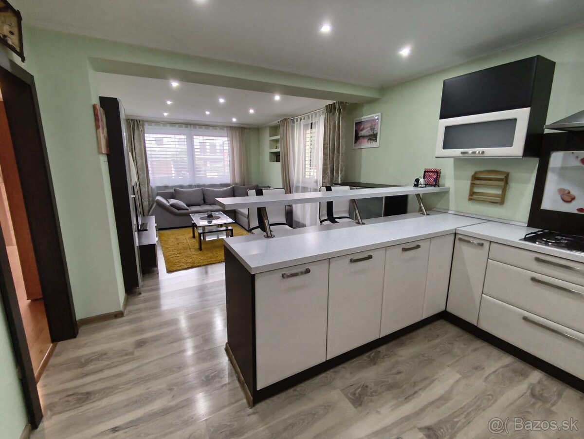 Na prenájom veľkometrážny 2 izbový byt v dome- LEVICE - 9