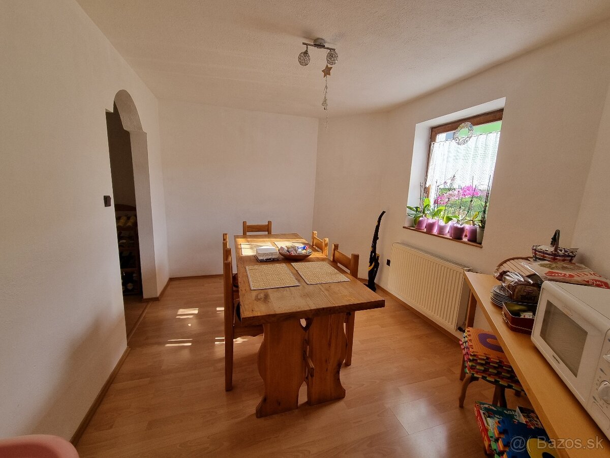 Priestranný rodinný dom s nádherným výhľadom - Hriňová - 9