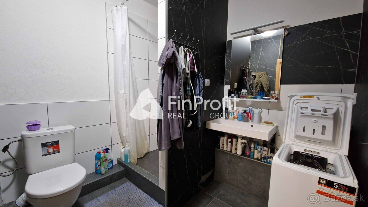 Na predaj veľký polyfunkčný obchodný priestor s rodinným dom - 9