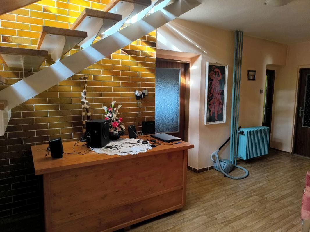 ZNOVU V PONUKE-PADNUTÁ REZERVÁCIA KRÁSNY ZAUJÍMAVO RIEŠENÝ - 9