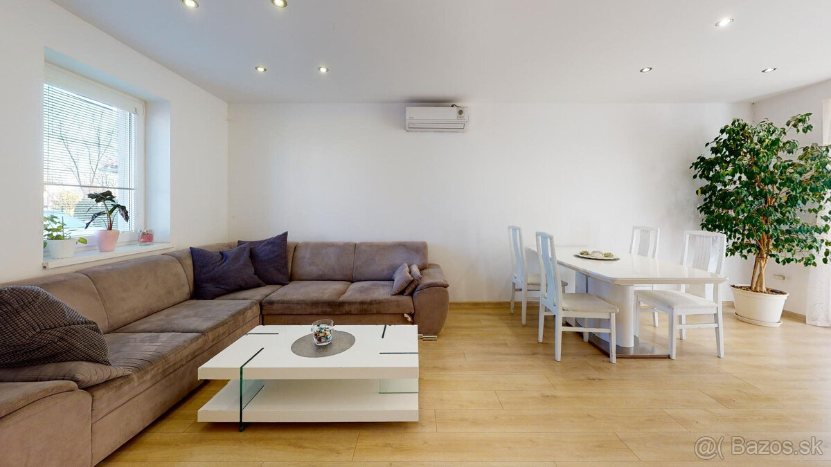 Výmerou nadštandardný rodinný dom, udržiavaná záhrada - 9