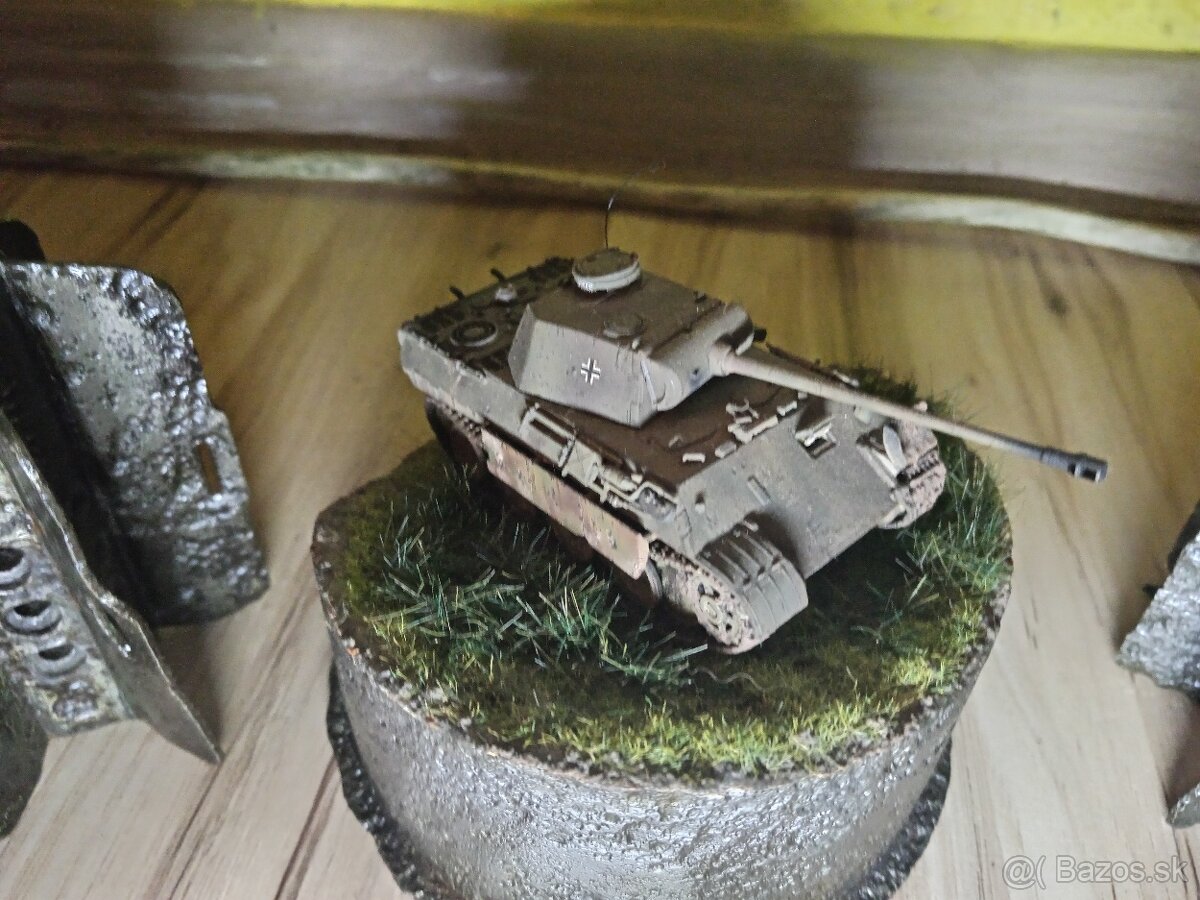 Vitrína s modelmi na predaj. - 9