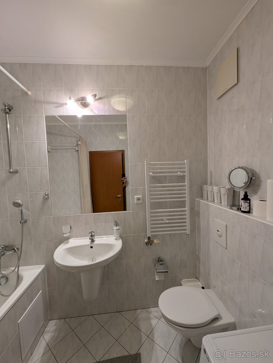 Prenájom bytu s loggiou pri jazere v časti Nové Mesto - 9