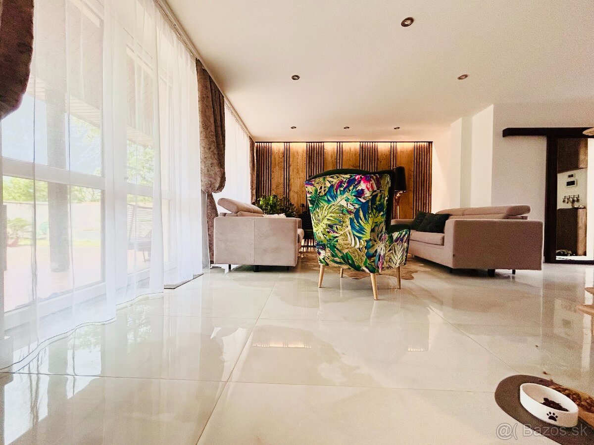 Na predaj príjemný plne zariadený dom s bazénom - 9