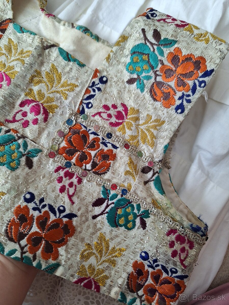 Rucne vysivany kroj zo Zvolenskej slatiny - 9