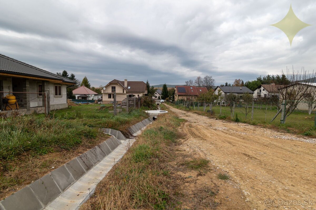 Exkluzívne na predaj nové stavebné pozemky s IS o veľkosti 8 - 9