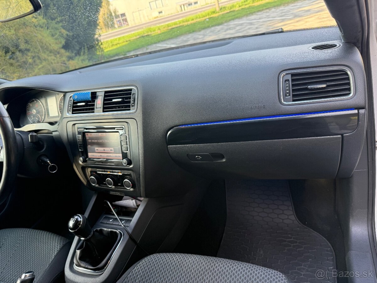 Volkswagen Jetta 1.6 TDI (2011) 🚗✨ - 9