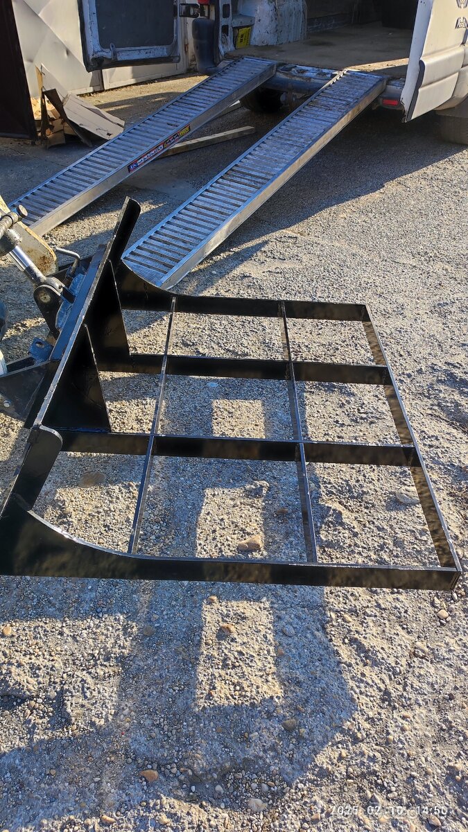 Univerzálni mini nakladač - 9