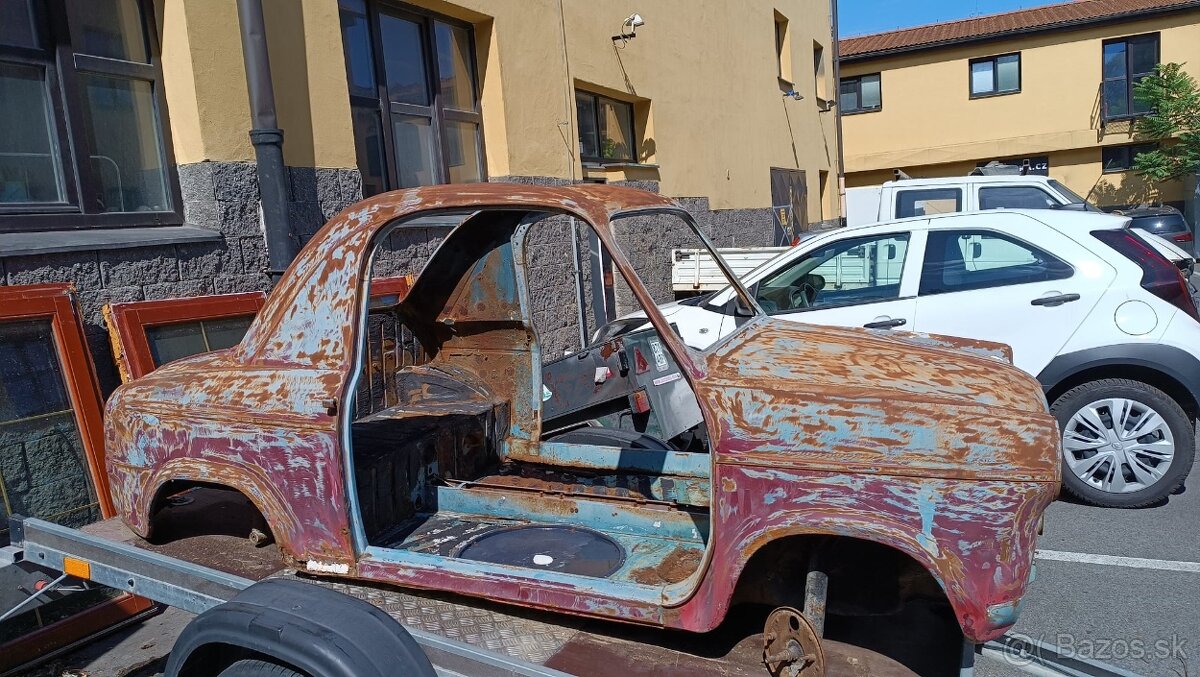 Vľavo. Vespa 400, rok výroby 1958 - 9