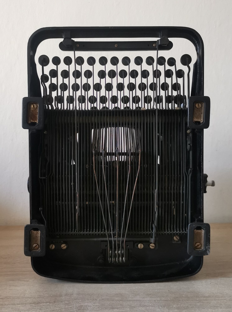 Starožitný písací stroj LC Smith Super Speed z roku 1937 - 9