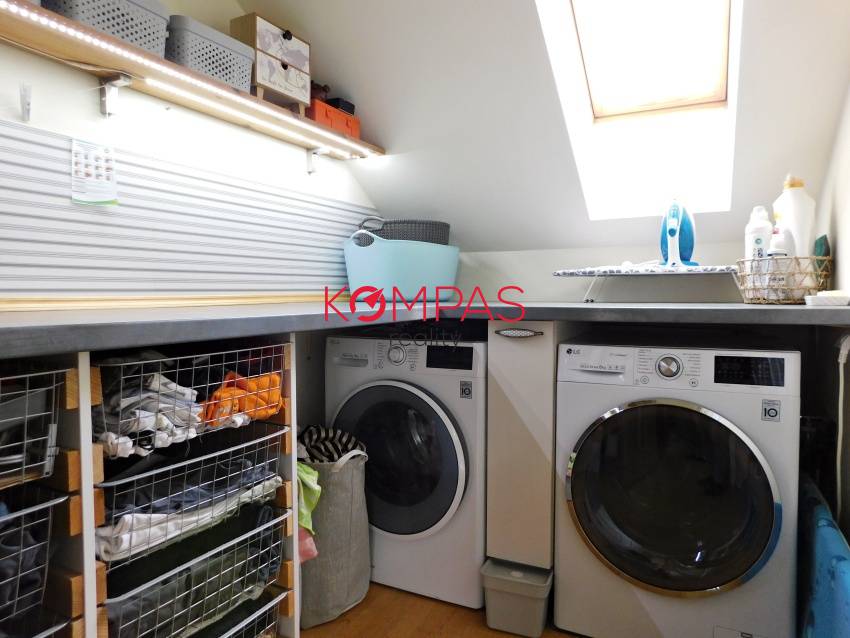 KRÁSNY RODINNÝ DOM SO ZÁHRADOU A DREVENÝM ALTÁNKOM V OBCI LU - 9