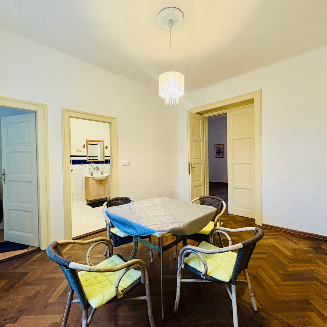 Meštiansky 5 izbový dom v srdci Šiah - 9